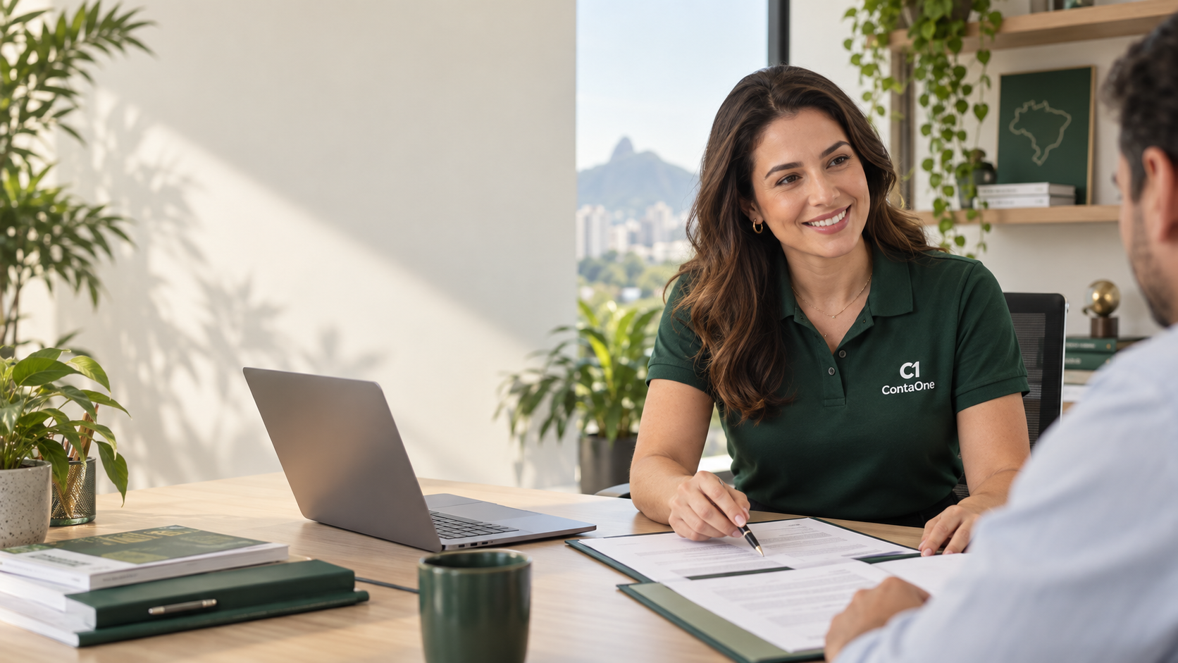 Consultora ContaOne orientando cliente sobre alteração contratual