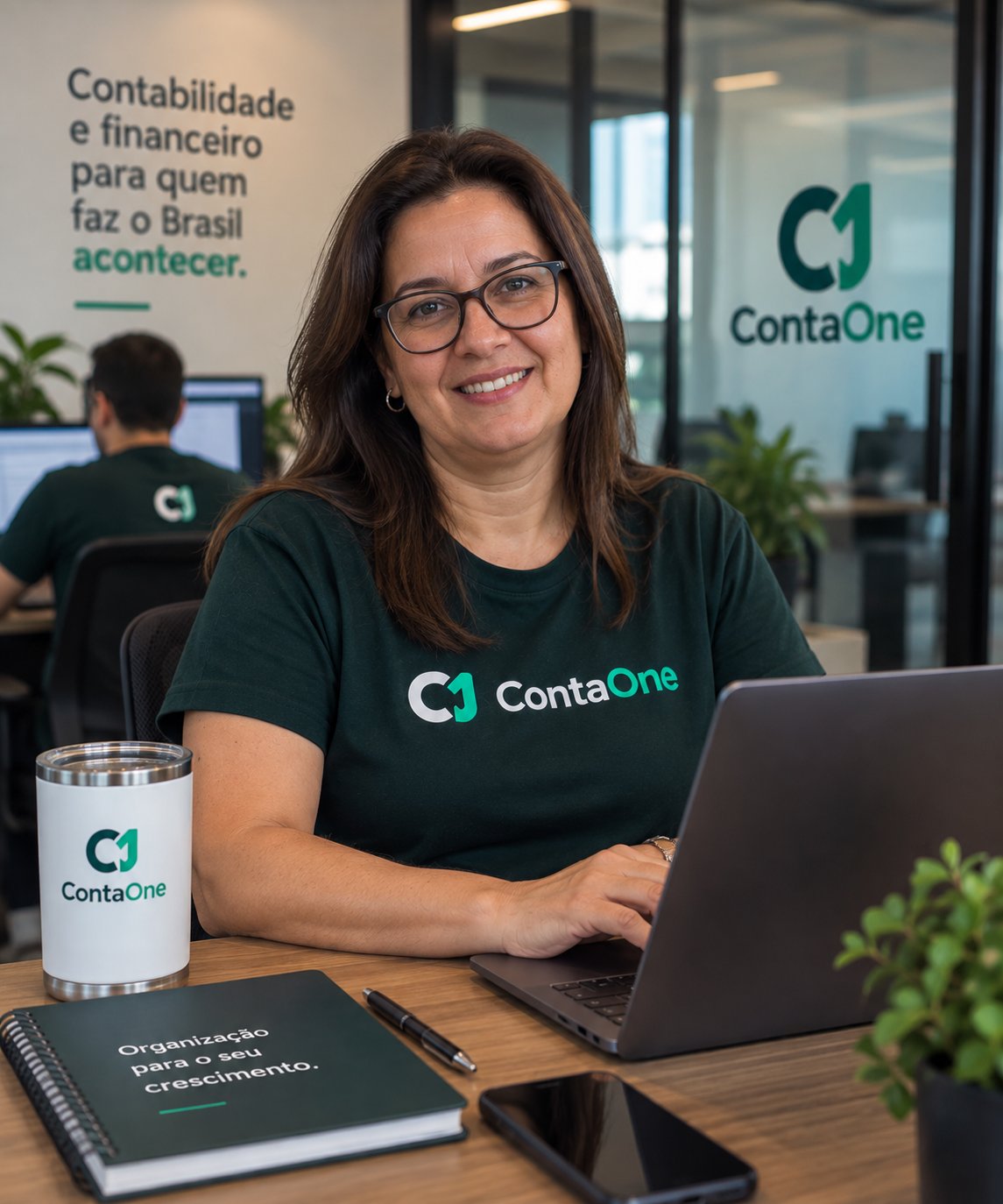 Imagem institucional de uma profissional acompanhando solicitações empresariais